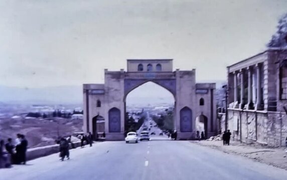 عکس/ عریضه‌نویسان فلکه شهرداری شیراز سال ۱۳۴۸